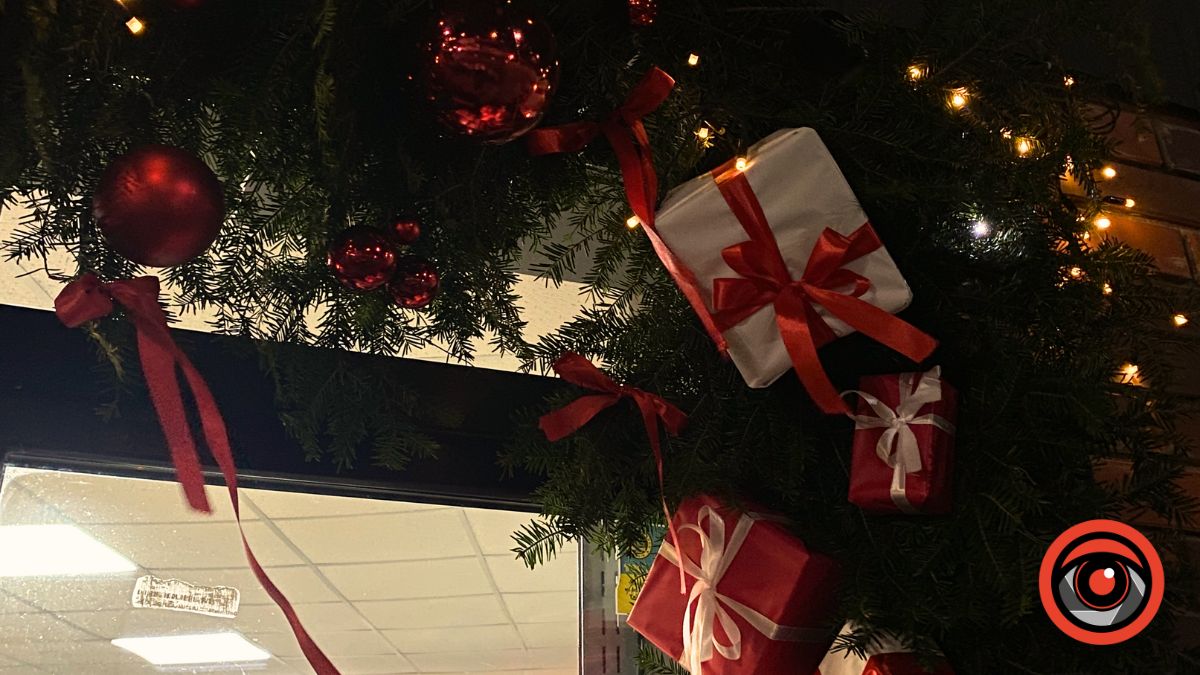 Як у Калуші задекорували вітрини до різдвяно-новорічних свят