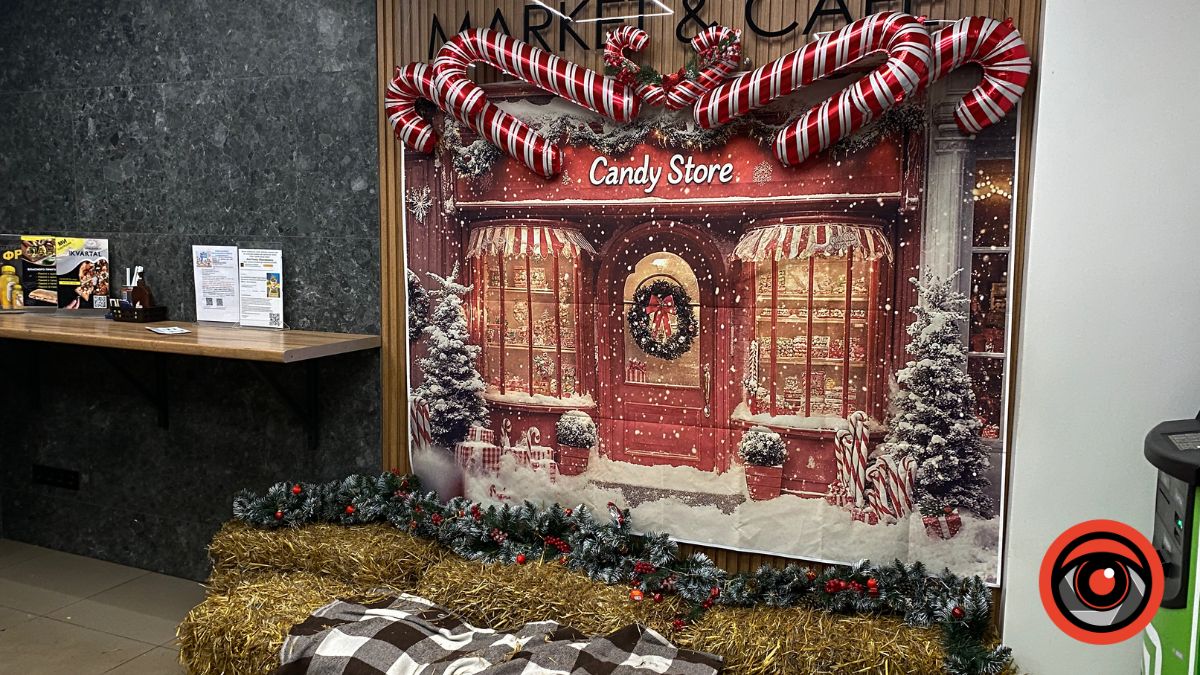 Як у Калуші задекорували вітрини до різдвяно-новорічних свят