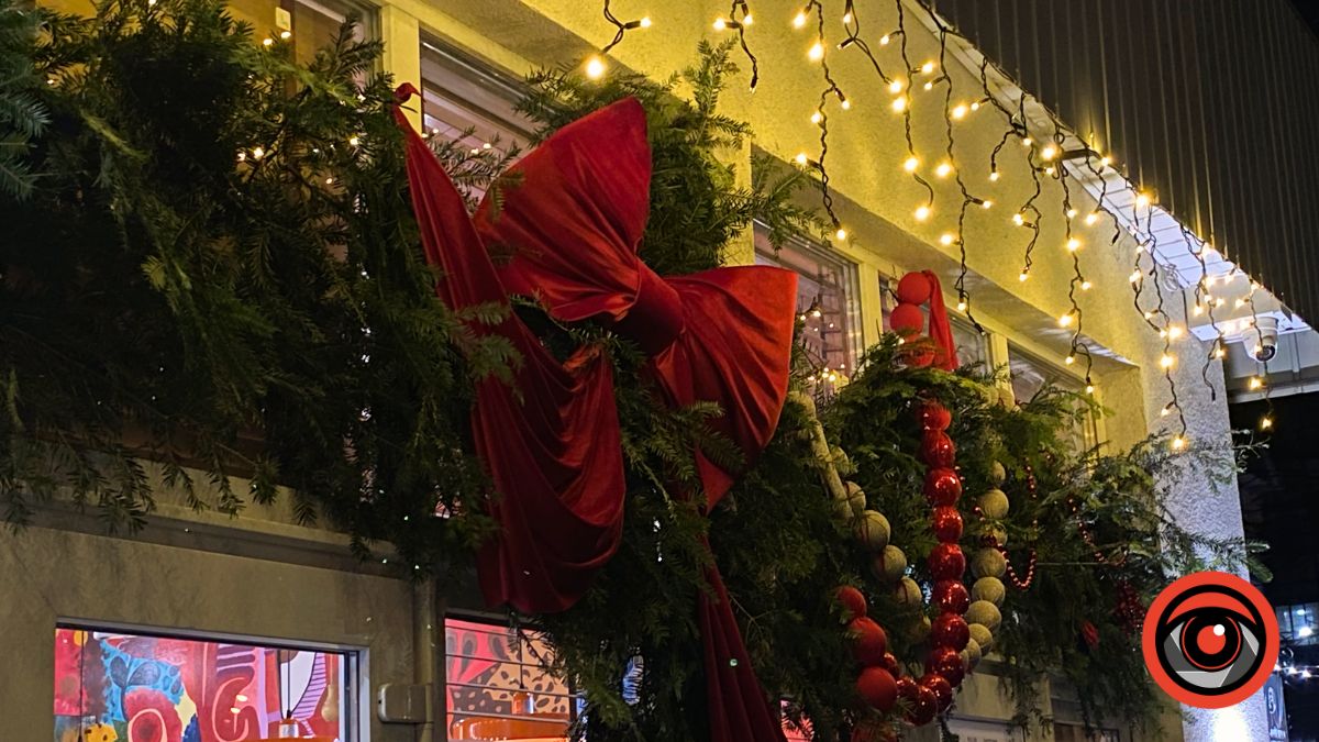 Як у Калуші задекорували вітрини до різдвяно-новорічних свят