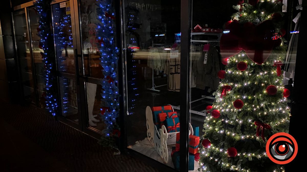 Як у Калуші задекорували вітрини до різдвяно-новорічних свят