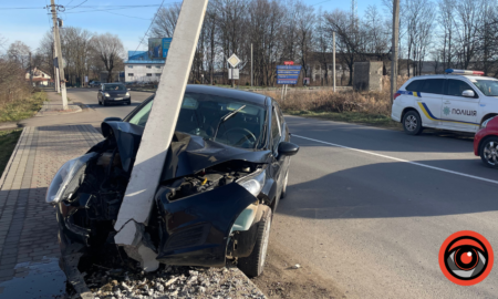 У Підгірках автомобіль заїхав у стовп, який нещодавно вже був "учасником" автопригоди