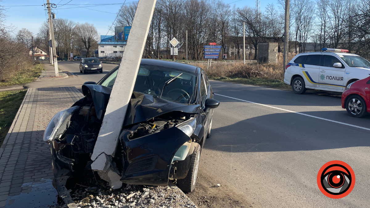 У Підгірках автомобіль заїхав у стовп, який нещодавно вже був "учасником" автопригоди