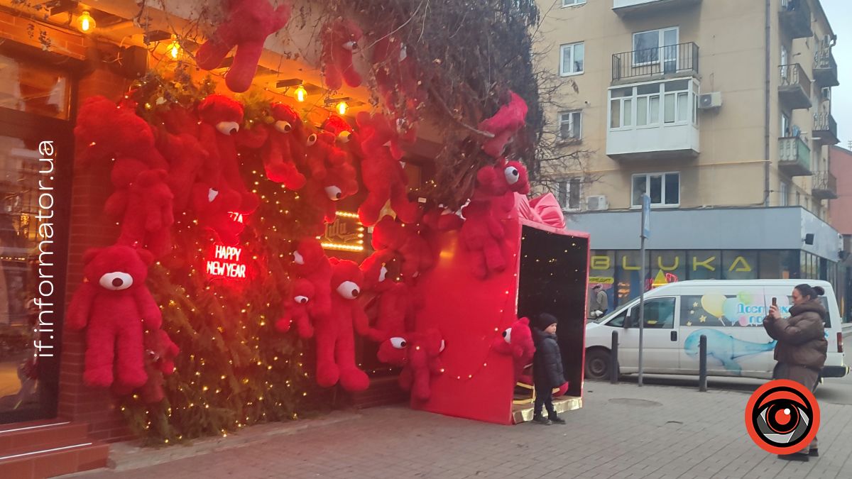 Як у Івано-Франківську прикрасили центр міста до зимових свят