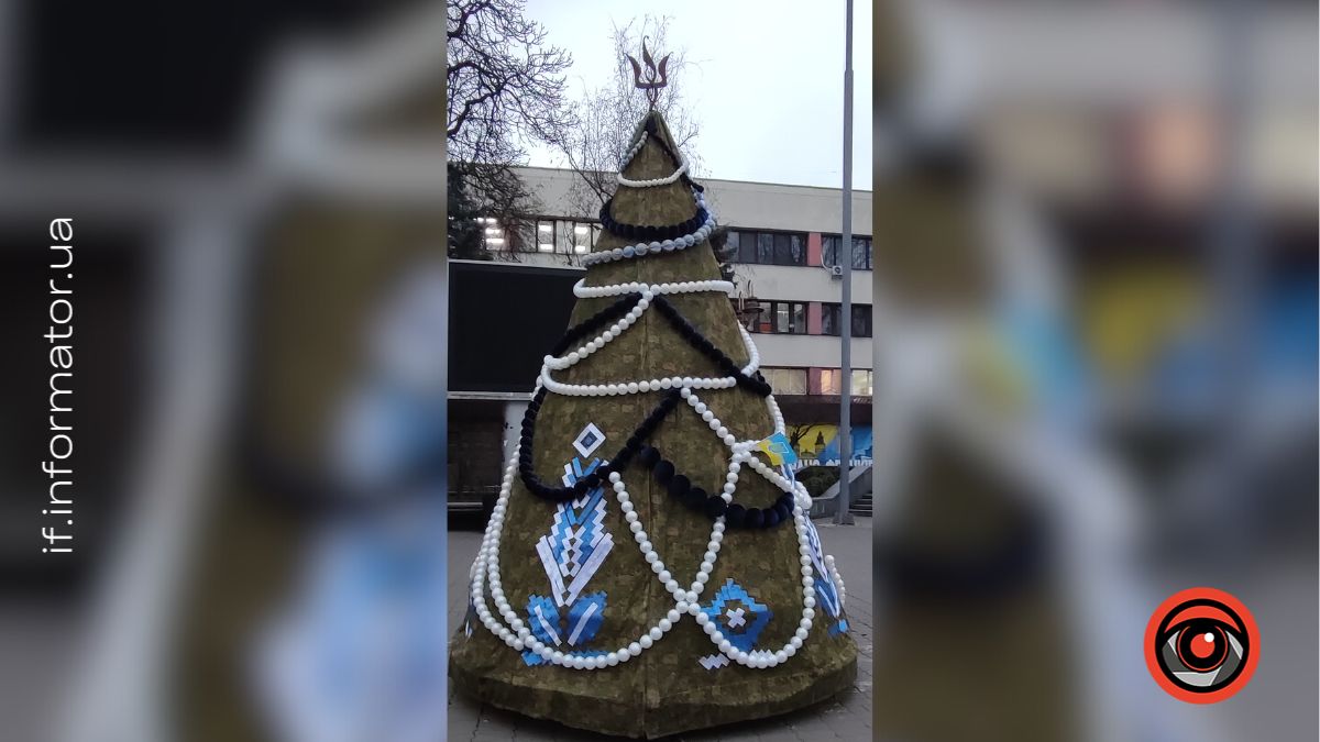 Як у Івано-Франківську прикрасили центр міста до зимових свят