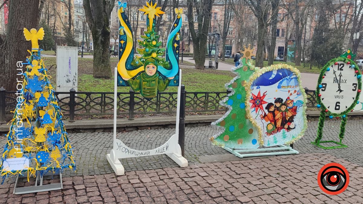 Як у Івано-Франківську прикрасили центр міста до зимових свят