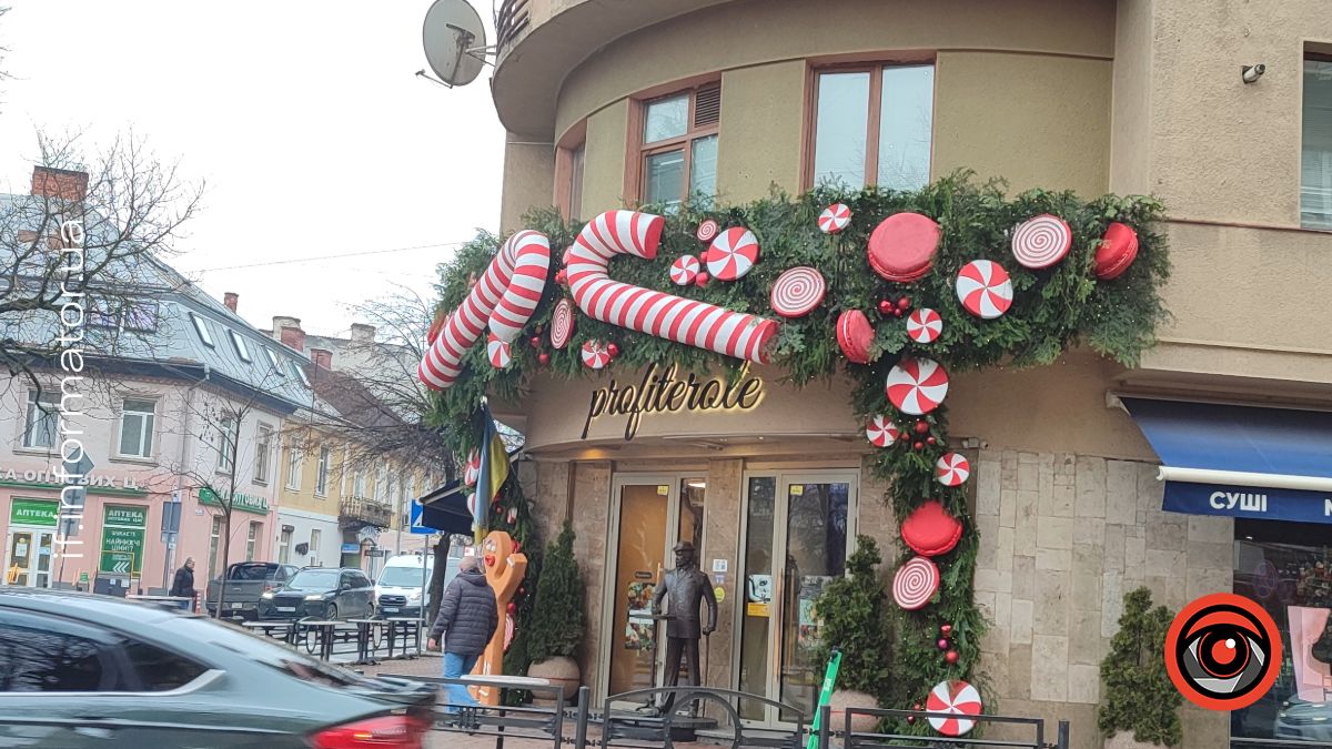Як у Івано-Франківську прикрасили центр міста до зимових свят