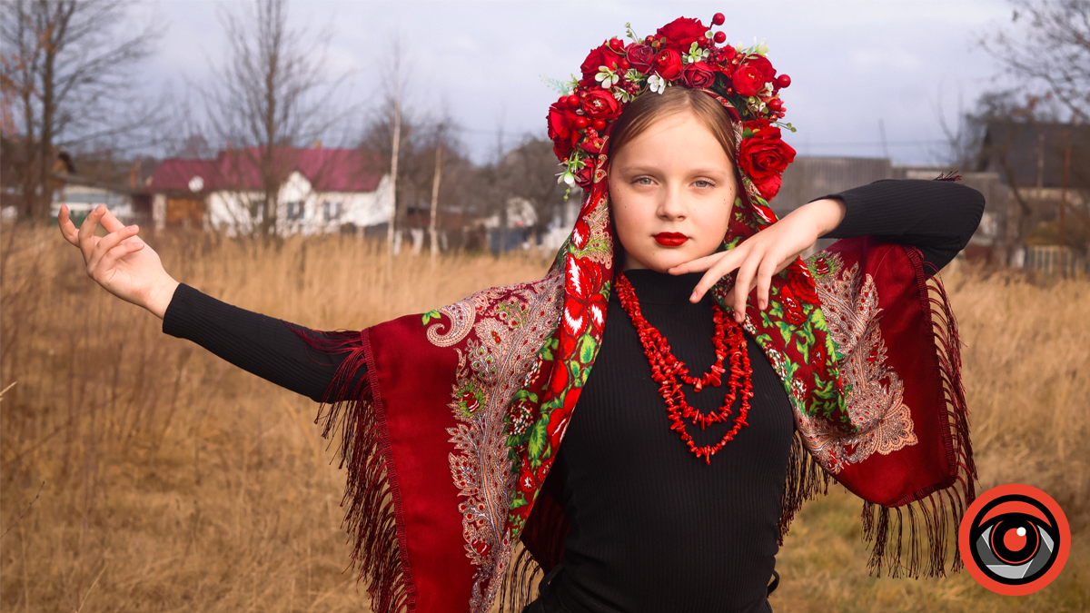 Хустка на дівчині