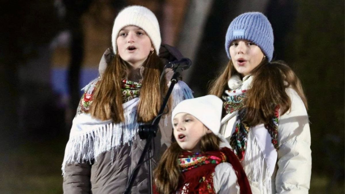 У Калуші на площі Героїв відбулися різдвяні віншування біля ялинки