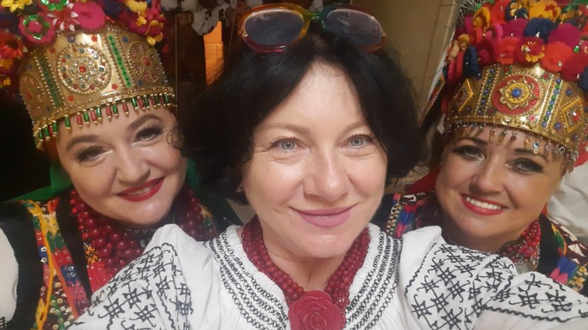 Головна адміністраторка національного ансамблю "Гуцулія" Лілія Дземан (по центру)