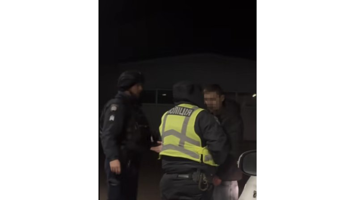 Один з ймовірних нападників на ансамбль "Гуцулія" кричить на поліцейського, Шептицький, 7 грудня 2025. Скриншот з Faceboook/Василь Шеремета