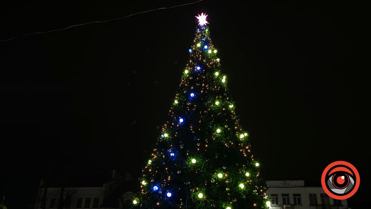 У Калуші засвітили новорічну ялинку
