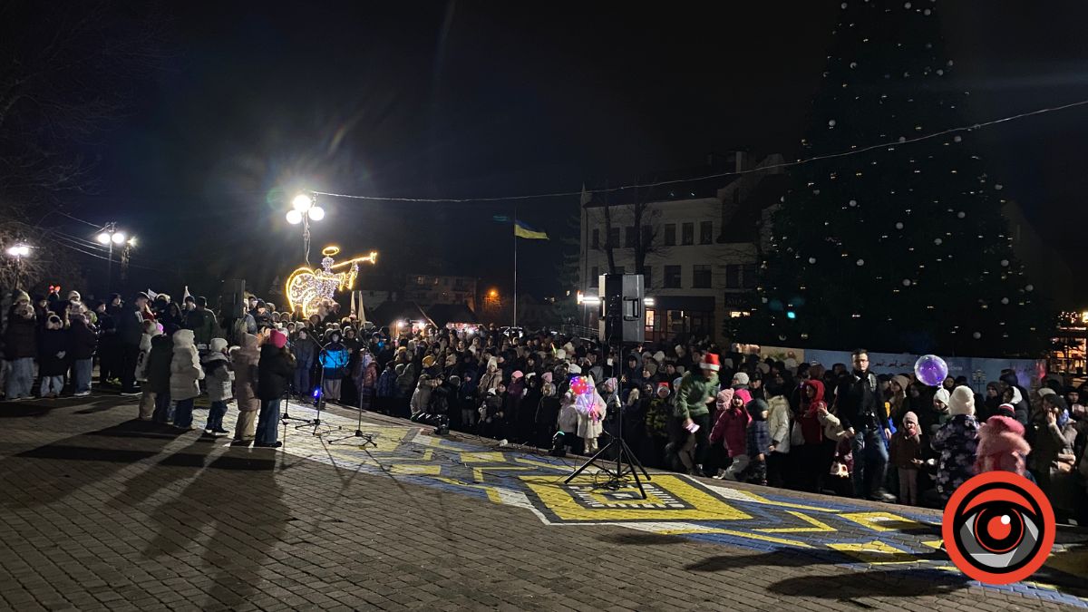 У Калуші засвітили новорічну ялинку