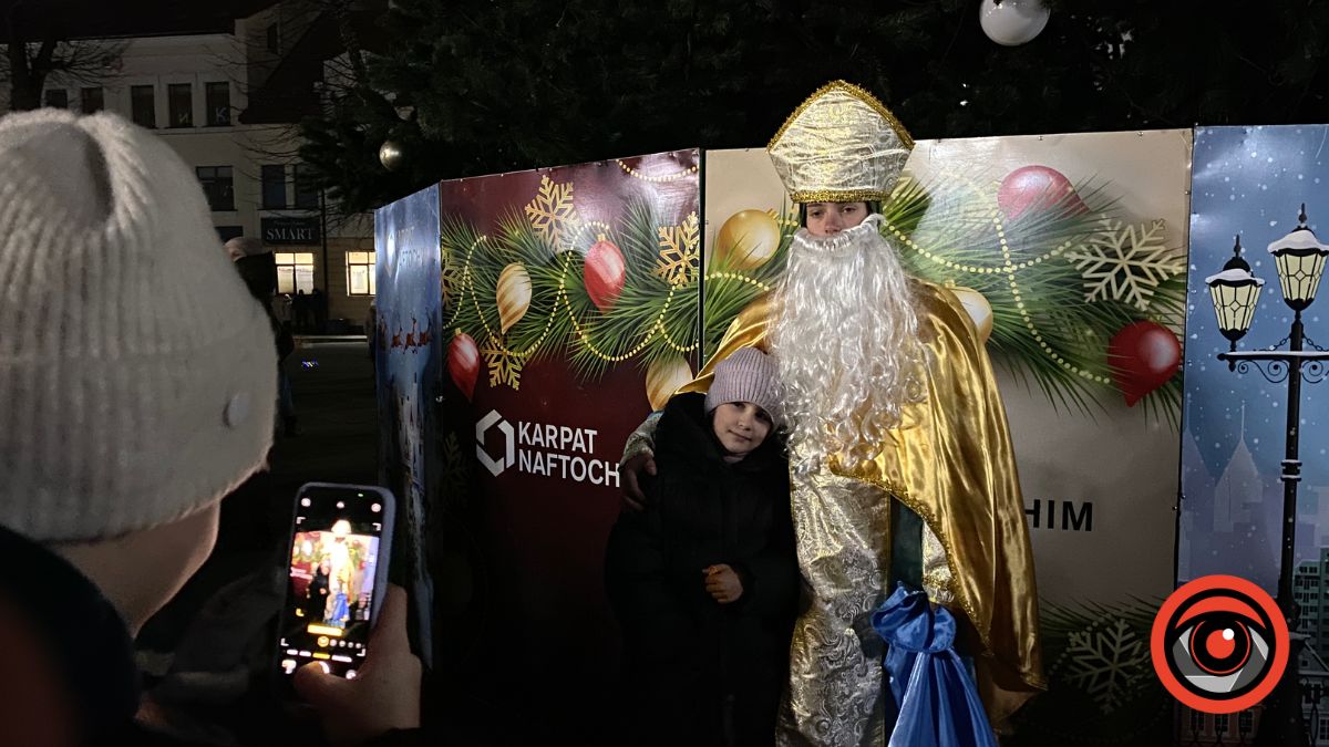 У Калуші засвітили новорічну ялинку