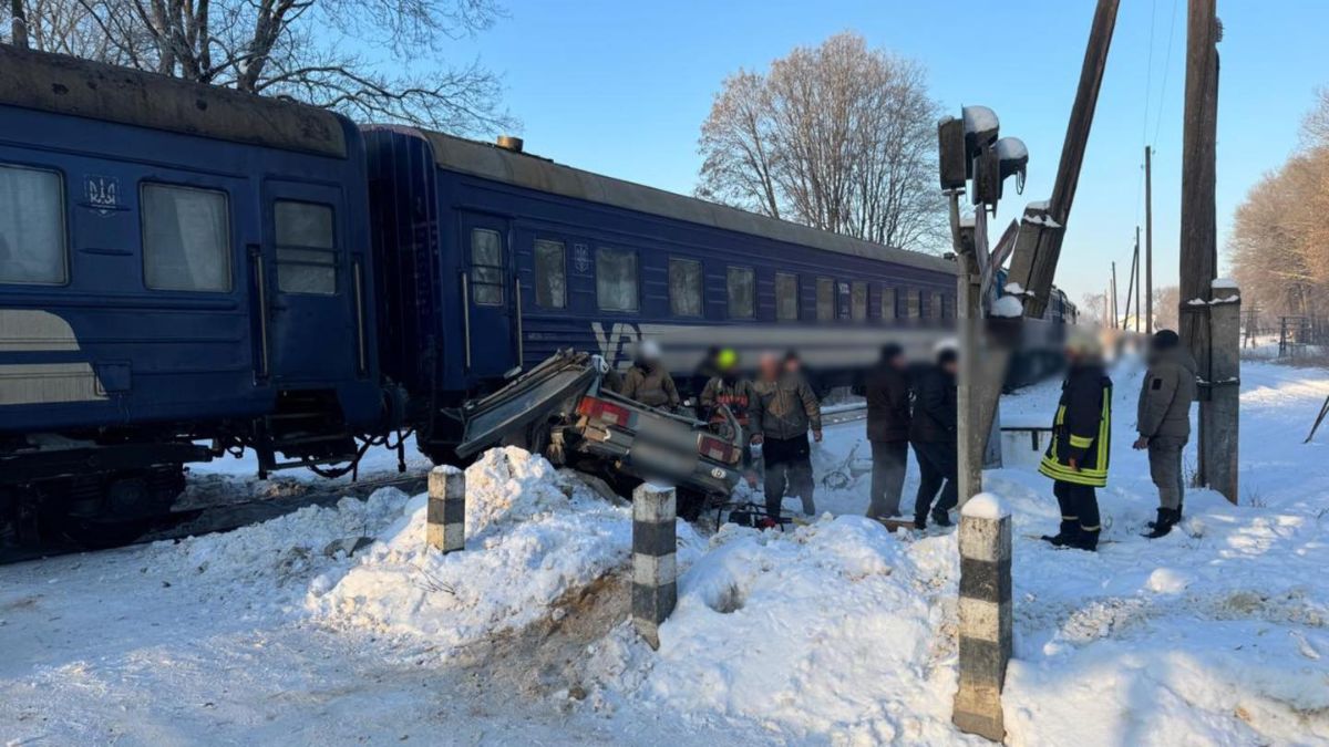 У Городенці легковик потрапив під пасажирський поїзд