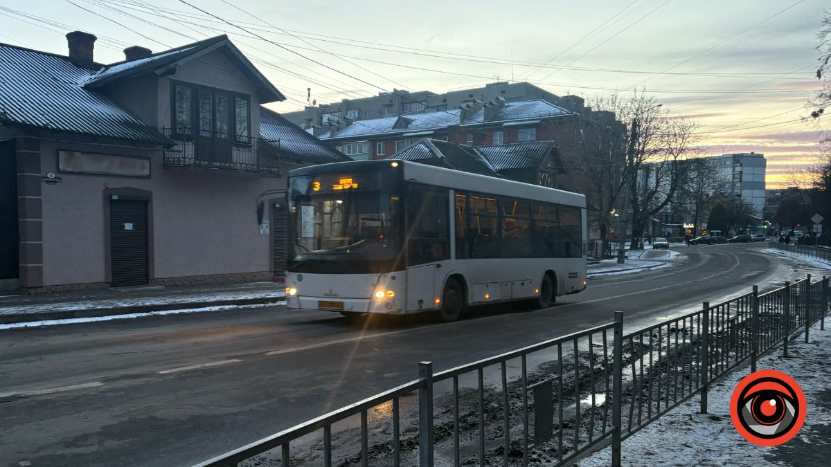 Ожеледиця ускладнила рух автобусів у Калуші: пошкоджено захист транспорту