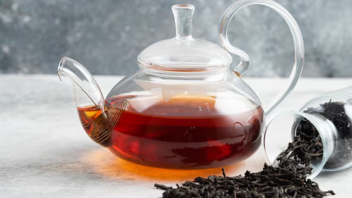 Три способи використати чайну заварку для догляду за кімнатними рослинами взимку