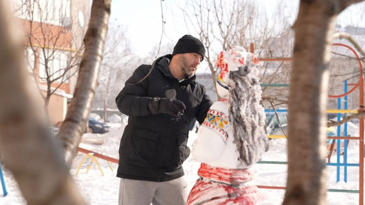 Художник зліпив мотанку зі снігу