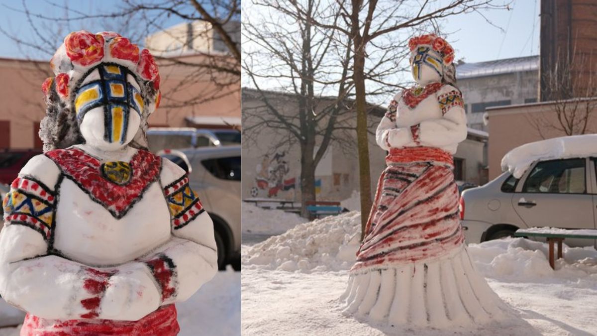 Художник зліпив мотанку зі снігу