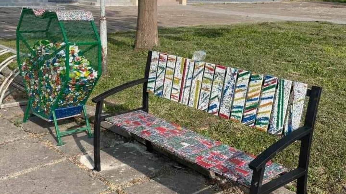 Від кришечки до лавки: куди у Калуші спрямовують пластик із металевого серця