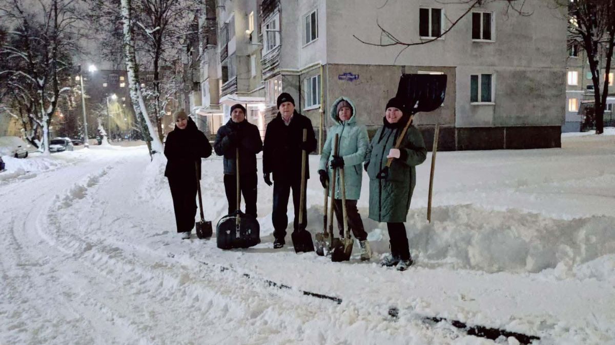 Як калушани згуртувалися, щоб розчистити місто від снігу
