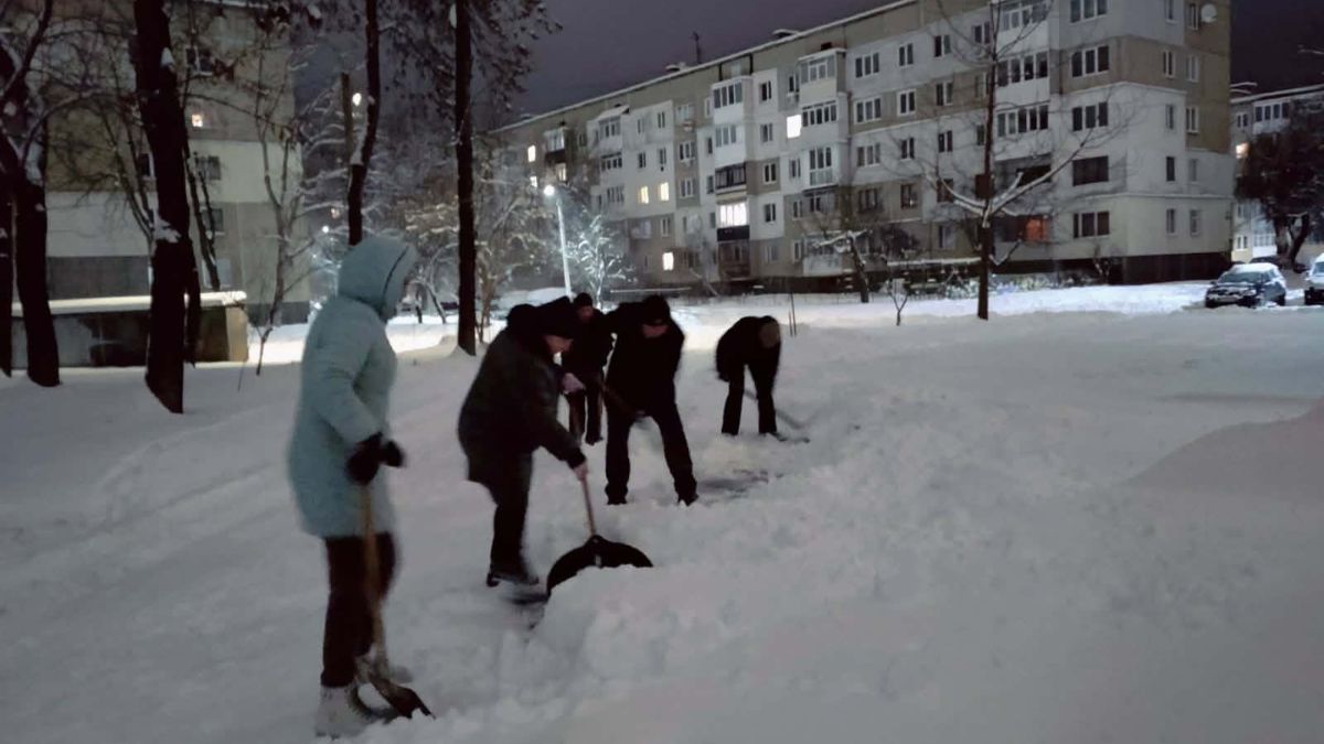 Як калушани згуртувалися, щоб розчистити місто від снігу