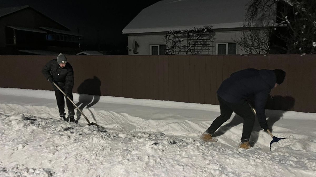 Як калушани згуртувалися, щоб розчистити місто від снігу