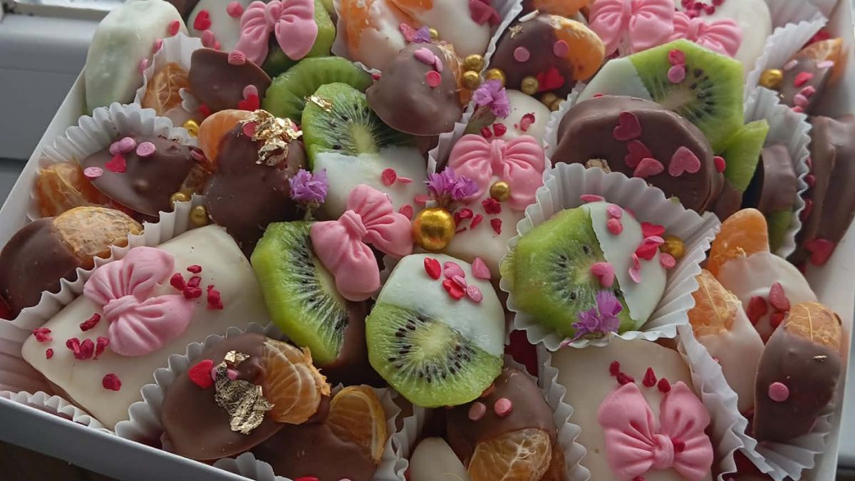 майстриня фрукти в шоколаді