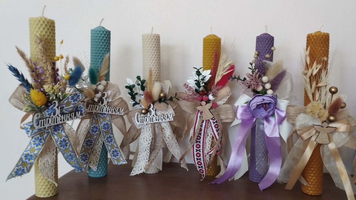 Майстриня виготовляє свічки