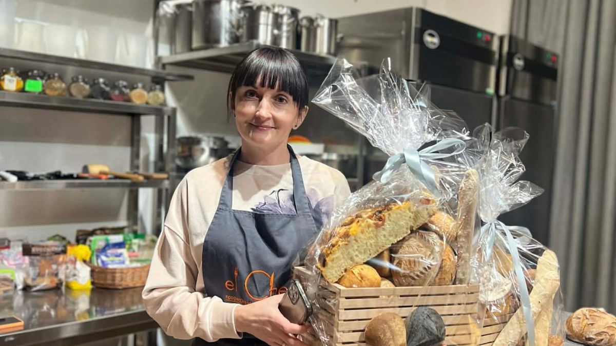 Рожнятівчанка пече хліб на дровах