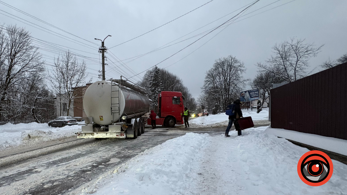 Біля парку у Калуші вантажівка перегородила дорогу — рух ускладнено