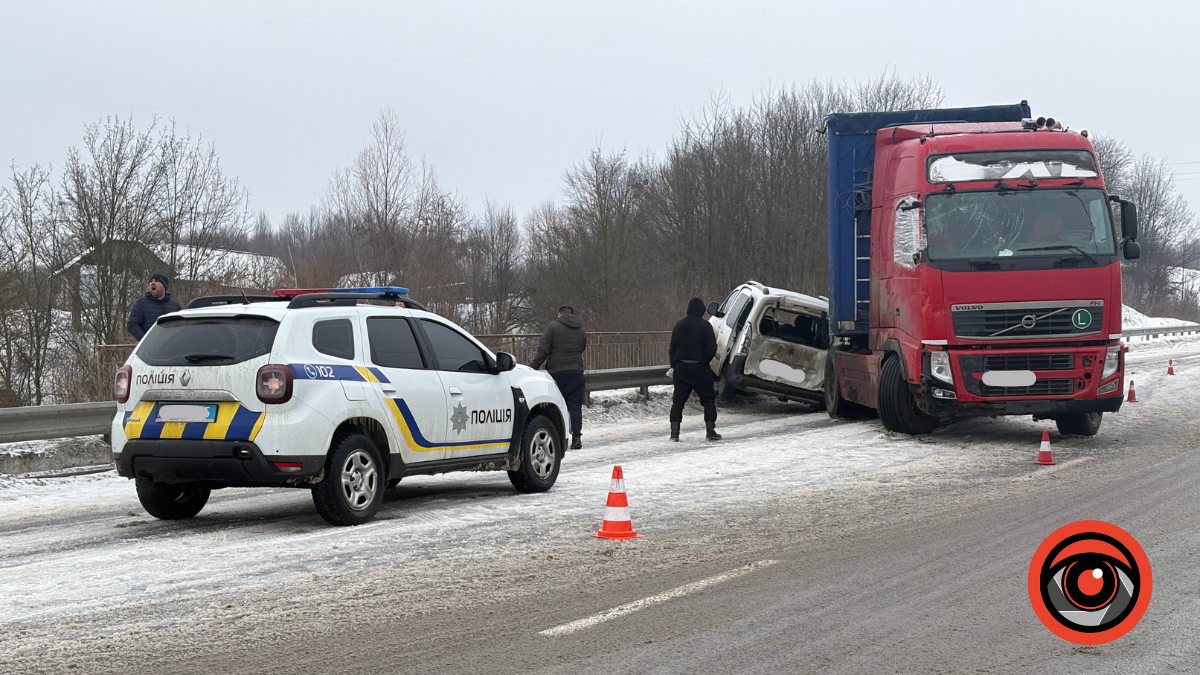 На мості у Боднарові вантажівка розтрощила мінівен
