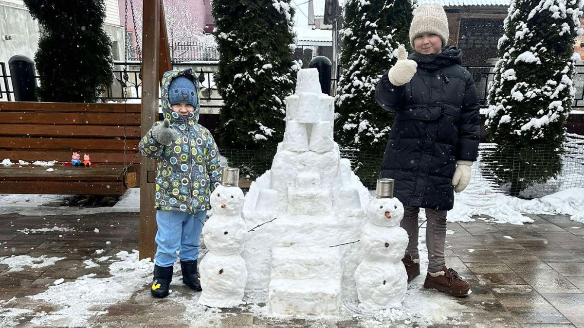 Снігові скульптури ліпили на Калущині