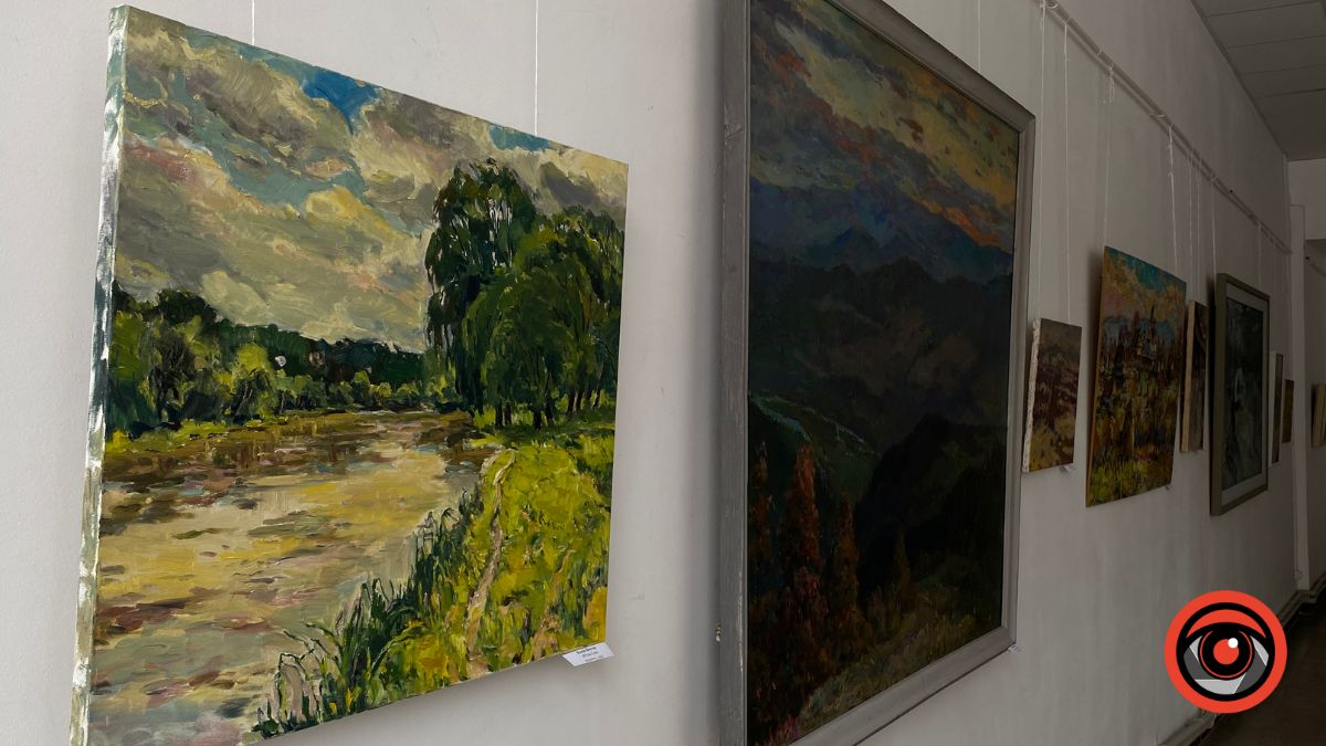 У Калуші відкрили традиційну виставку "Образи": понад 80 мистецьких робіт трьох авторів