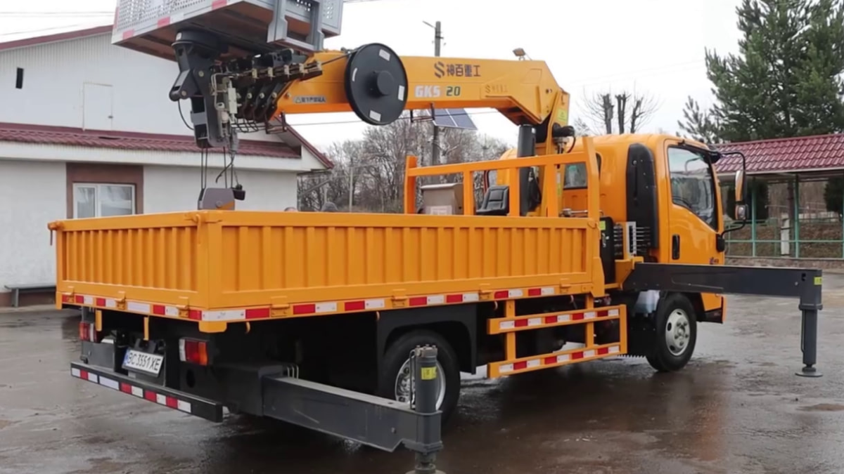 У Долині комунальники отримали нову багатофункціональну вишку