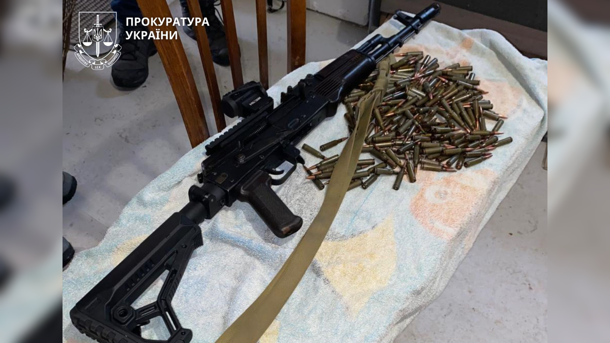 На Прикарпатті викрили групу шахраїв, які заволоділи квартирою померлої жінки