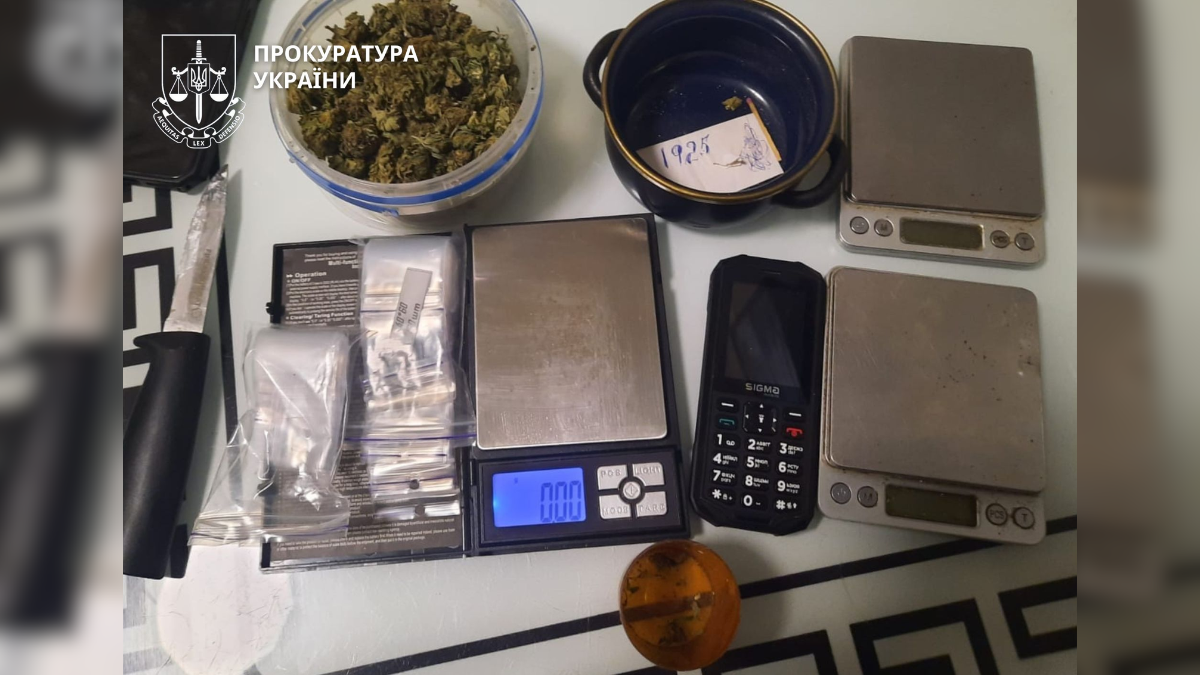 На Прикарпатті викрили групу шахраїв, які заволоділи квартирою померлої жінки