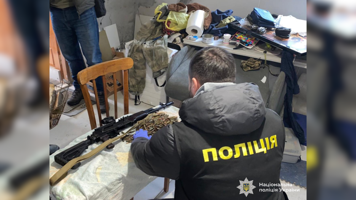 На Прикарпатті викрили групу шахраїв, які заволоділи квартирою померлої жінки