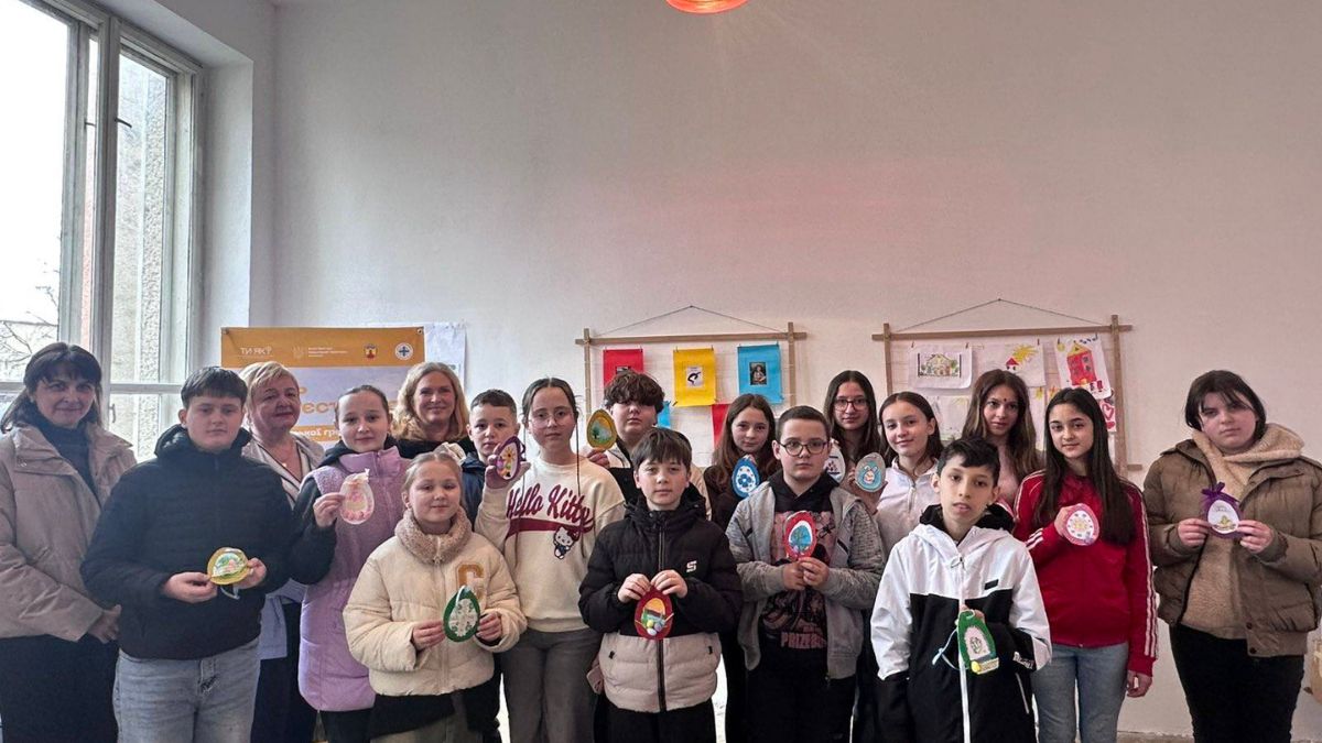 У Рожнятові діти малювали листівки