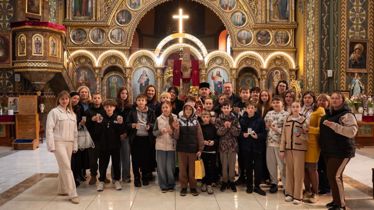 Діти Героїв писали писанки у храмі