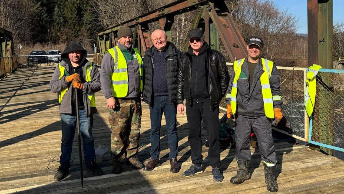 Нардеп Марусяк інспектує роботи на мості у Новому Мізуні