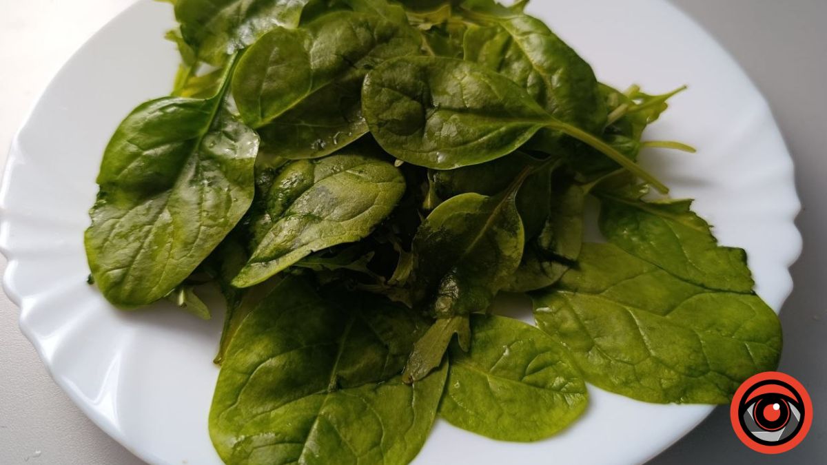 Жінка робить кольорове тісто