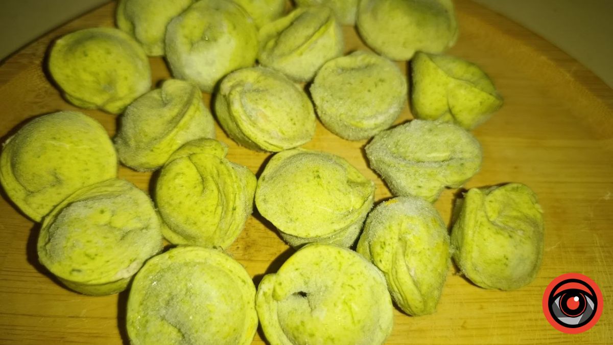 Жінка робить кольорове тісто