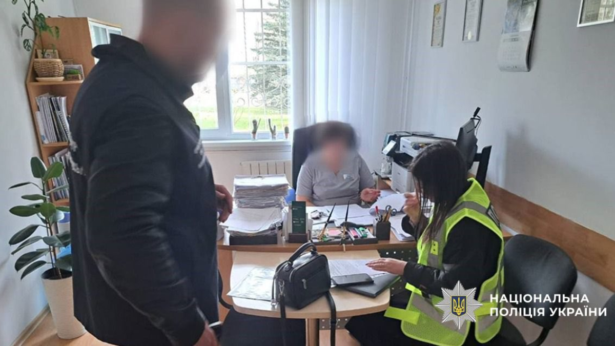 Колишня директорка медзакладу під виглядом допомоги немовлятам привласнила понад 1,5 млн грн