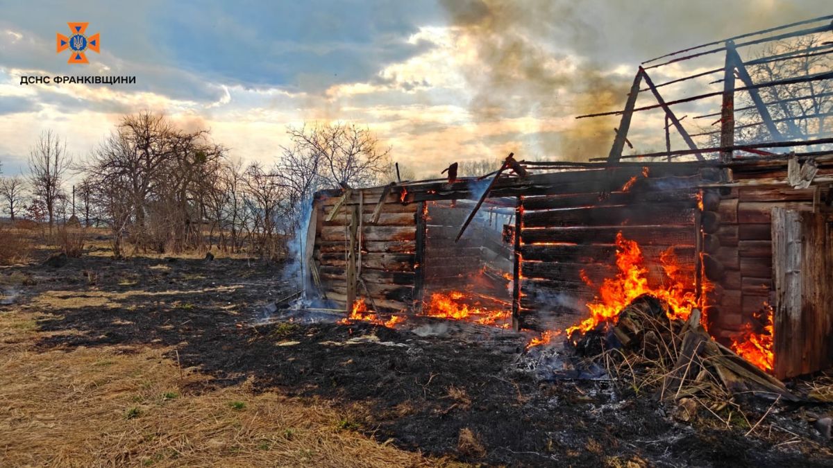 У Вигоді та Рожнятові горіли споруди
