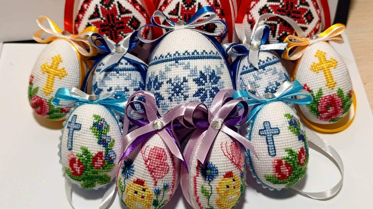 Вишиває поки чоловік на фронті