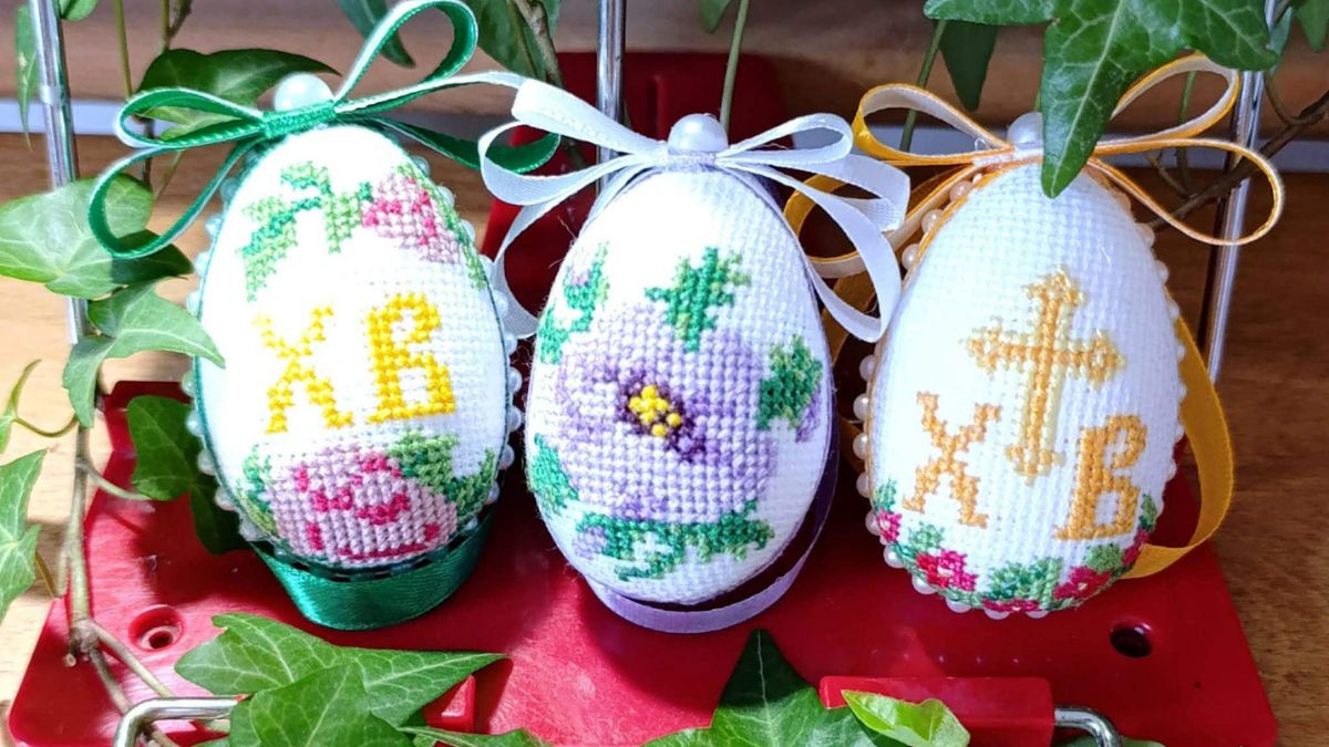 Вишиває поки чоловік на фронті