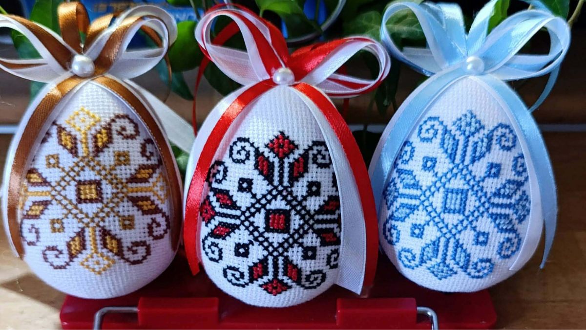 Вишиває поки чоловік на фронті