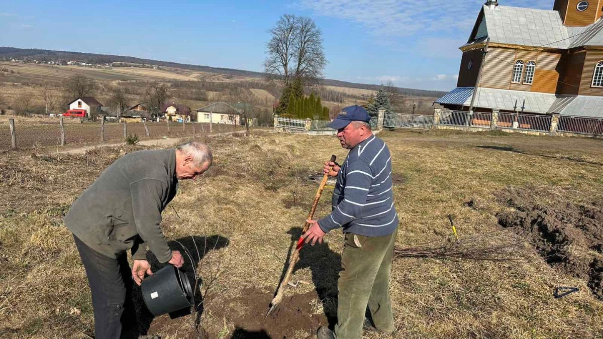 У Ракові висадили новий сад біля церкви