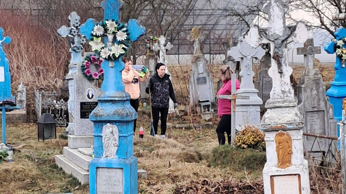 У Тужилові була толока на місцевому цвинтарі