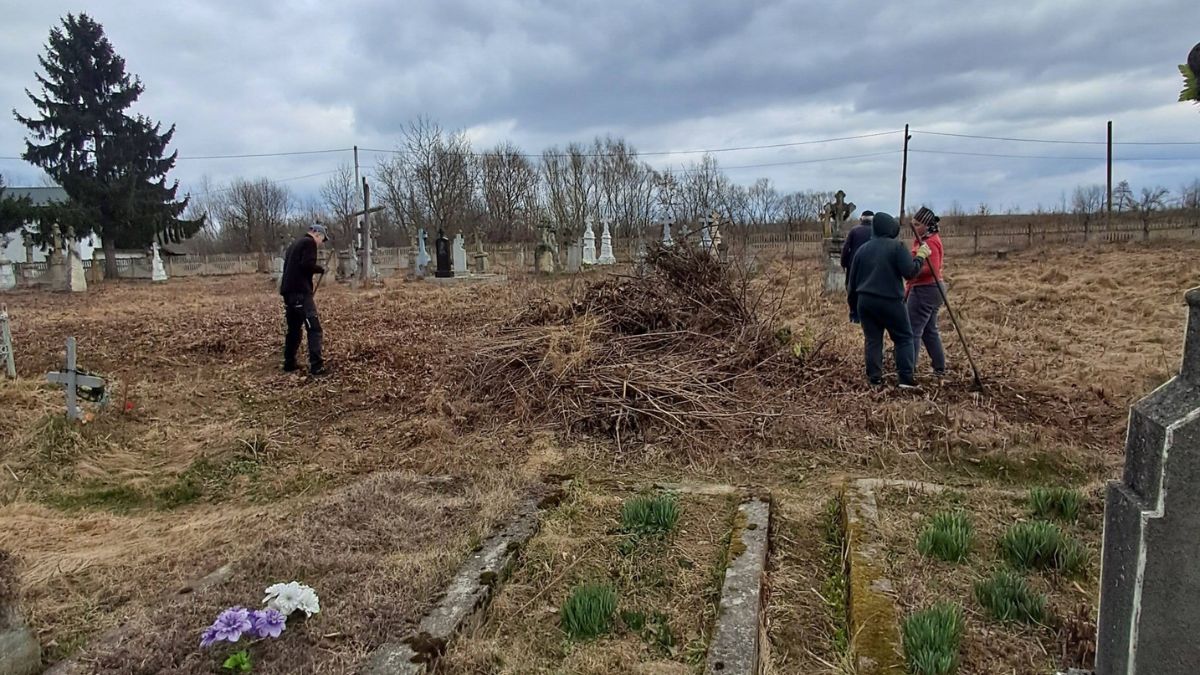 У Тужилові була толока на місцевому цвинтарі